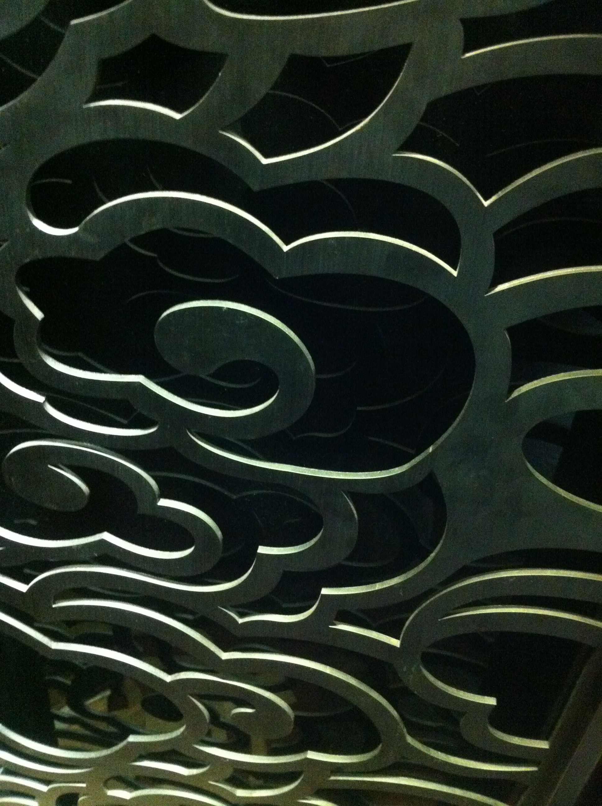 【百科】泓冠拉絲黑鈦祥云圖不銹鋼屏風制作，幫您解決后顧之憂！